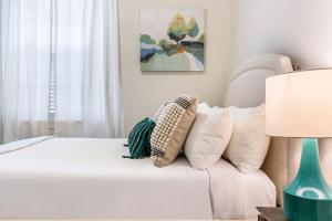 un soggiorno con divano bianco e cuscini di St Charles Ave Living Near Hot Spots and Restaurants a New Orleans