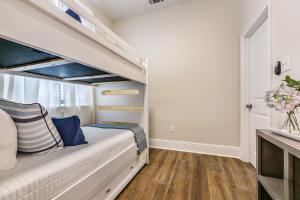 Двухъярусная кровать или двухъярусные кровати в номере St Charles Ave Living Near Hot Spots and Restaurants