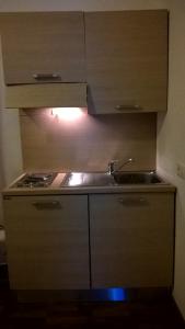 uma pequena cozinha com um lavatório e um fogão em Bellaria Relais em Piano di Sorrento