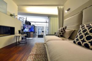 sala de estar con sofá y TV de pantalla plana en Luxury Omaruru-Design-Apartment Deluxe, en Múnich