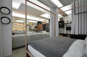ミュンヘンにあるLuxury Omaruru-Design-Apartment Deluxeのベッドと大きな窓のある寝室 +12枚の写真