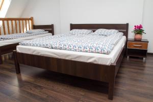 Łóżko lub łóżka w pokoju w obiekcie Apartamenty Portowe