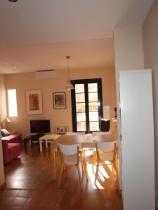 een eetkamer en een woonkamer met een tafel en stoelen bij APARTAMENT CASA CORDERET in Tarragona