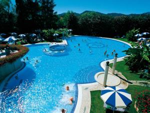 בריכת השחייה שנמצאת ב-Hotel Mioni Pezzato או באזור