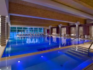 une grande piscine d'eau bleue dans un hôtel dans l'établissement Hotel Mioni Pezzato, à Abano Terme