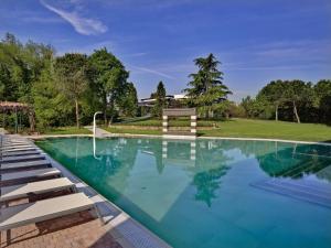 basen z błękitną wodą na dziedzińcu w obiekcie Hotel Mioni Pezzato w mieście Abano Terme