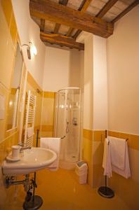 uma casa de banho com um lavatório e um chuveiro em Il Ristoro Del Viandante em Offagna