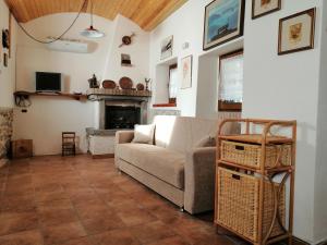 sala de estar con sofá y chimenea en IseoLakeRental - Chalet di Elena, en Solto Collina