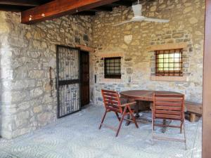 un patio con mesa y 2 sillas en IseoLakeRental - Chalet di Elena, en Solto Collina