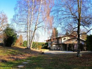una casa en medio de un campo con árboles en IseoLakeRental - Chalet di Elena, en Solto Collina