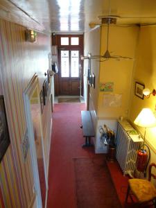 Habitación con pasillo con puerta y escalera en Hotel Henri IV en Saint-Valéry-en-Caux