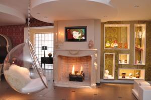 a living room with a fireplace and a swing at Servotel Castagniers in Castagniers