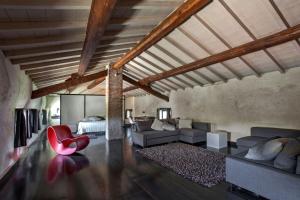 un soggiorno con divano e letto di Corte Mainolda a Castellucchio