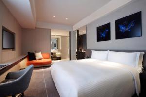 Humble House Taipei, Curio Collection by Hilton客房内的一张或多张床位