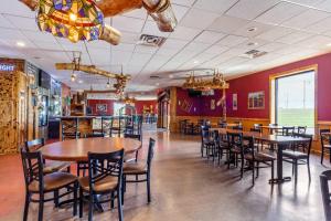 A restaurant or other place to eat at Econo Lodge Inn & Suites Brookings
