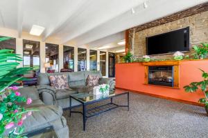 - un salon avec un canapé et une cheminée dans l'établissement Econo Lodge Inn & Suites Brookings, à Brookings