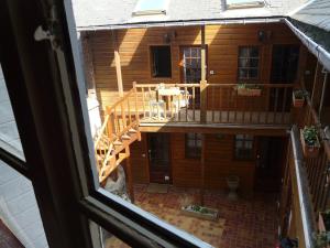 desde una ventana de un edificio con una escalera en Hotel Henri IV, en Saint-Valéry-en-Caux