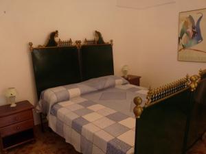 Un dormitorio con una cama y dos gatos encima. en Dammuso Tracino, en Pantelleria