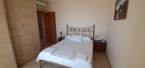 Villa Panorama في لورداهاتا: غرفة نوم مع سرير أبيض كبير وخزانة