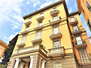 un edificio giallo con finestre e balconi di Vomero Guest House a Napoli