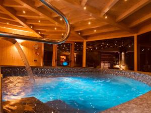 Bazén v ubytování Alps Oriental Wellness HOTEL nebo v jeho okolí