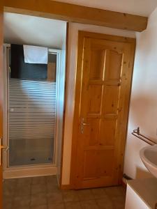 een badkamer met een douche en een glazen deur bij Le Chalet, chambres d hôtes, petit déjeuner inclus in Roubion
