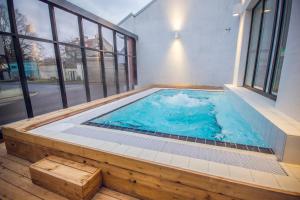 Bazén v ubytování Braavo Spa Hotel nebo v jeho okolí