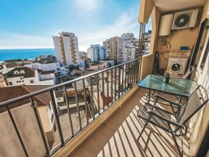d'un balcon avec une table et une vue sur l'océan. dans l'établissement Apartment Praia Rocha Vista Mar Sand, à Portimão