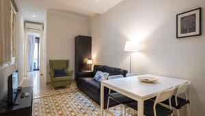 sala de estar con sofá y mesa en Apartamento de 3 dormitorios en Barcelona