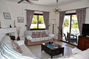 un soggiorno con divano e tavolo di Villa Zefyros a Neo Chorio