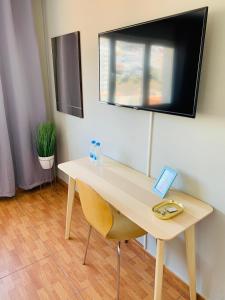 TV a/nebo společenská místnost v ubytování BYOR City Rooms