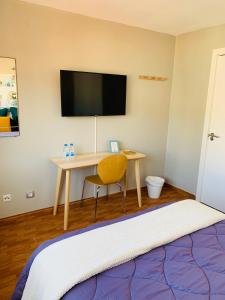 TV a/nebo společenská místnost v ubytování BYOR City Rooms
