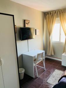 TV a/nebo společenská místnost v ubytování BYOR City Rooms