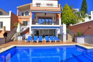willa z basenem przed domem w obiekcie Casa Wahl w mieście Nerja