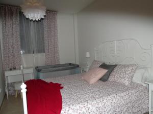 1 dormitorio con cama blanca y manta roja en APARTAMENTO PISCINA VIENA, en Roses 34 fotos más