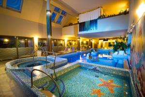 Bazén v ubytovaní Piknik Wellness Hotel alebo v jeho blízkosti