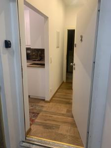 een hal met een deur naar een keuken en een verdieping bij Royal Palace Home in Wenen