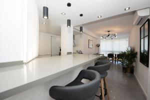 uma cozinha com cadeiras e um balcão num quarto em Benigno Premium Center em Málaga