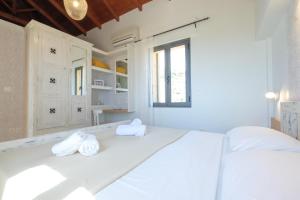 A bed or beds in a room at Trochalo Villas