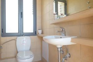 A bathroom at Trochalo Villas
