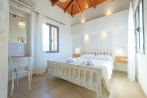 A bed or beds in a room at Trochalo Villas