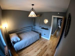 um quarto com uma cama, uma luz e um candeeiro em 46 Y Lanfa em Aberystwyth