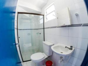 um banheiro branco com um vaso sanitário e uma pia em Casa VERDE - A 70 Metros da Areia da Praia dos Ingleses - 6 Pessoas em Florianópolis