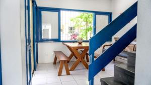 um quarto com uma mesa de madeira e uma janela em Casa VERDE - A 70 Metros da Areia da Praia dos Ingleses - 6 Pessoas em Florianópolis mais 23 fotografias