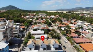 uma vista aérea de uma cidade com um sinal vermelho em Casa VERDE - A 70 Metros da Areia da Praia dos Ingleses - 6 Pessoas em Florianópolis