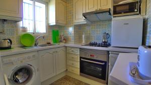Η κουζίνα ή μικρή κουζίνα στο Edf Almijara - Sleeps 4