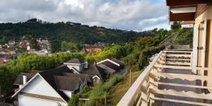 een uitzicht op een stad met huizen en een berg bij Vista Bela in Campos do Jordão