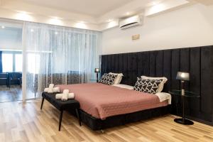 a bedroom with a large bed and a large window at Albergaria Pedra D'Ouro in São Pedro de Moel