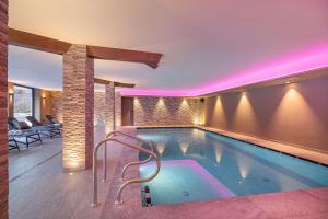 una piscina en una habitación de hotel con piscina en Residence Viola en Andalo