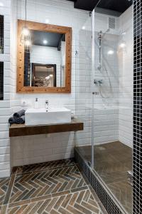 y baño con lavabo y ducha. en Apartments Center2- Олімпійська - ЖК Manhattan City KПІ -Лесі Українки бульвар, en Kiev